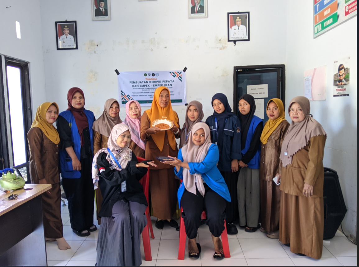 Pelatihan Pembuatan Kripik Pepaya oleh Prodi Kewirausahaan Mahasiswa KKN ITSBM Selayar Bersama Perangkat Desa Pamatata